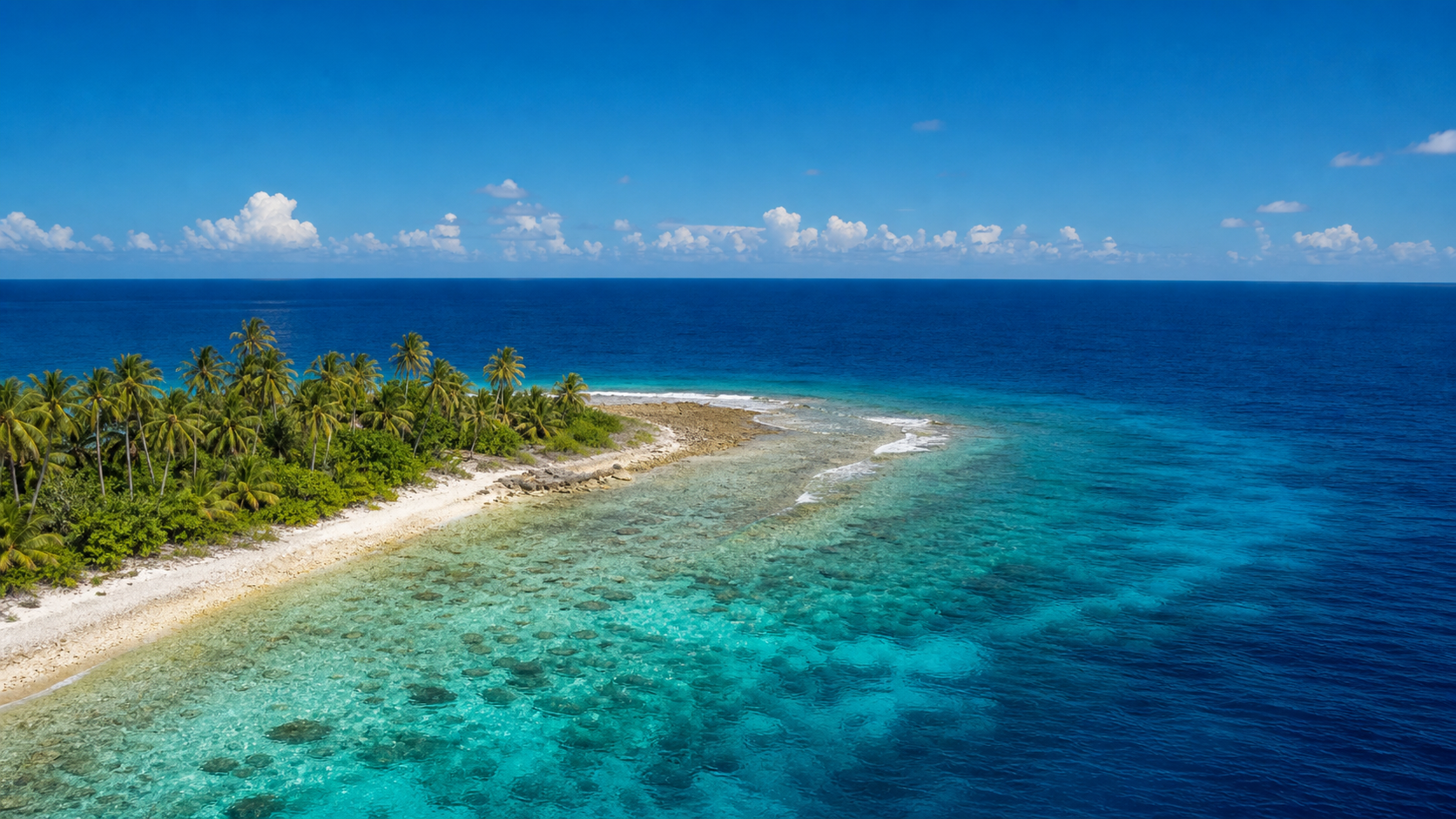 Ocean horizon near Gan Island